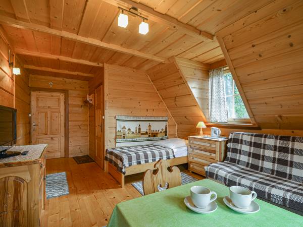 pokój dwuosobowy z łóżkiem pojedynczym i wersalką