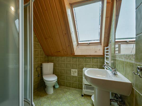 łazienka pokoju dwuosobowego z łóżkiem pojedynczym i wersalką