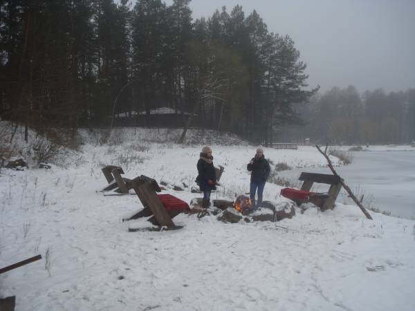 ognisko w lesie nad zalewem