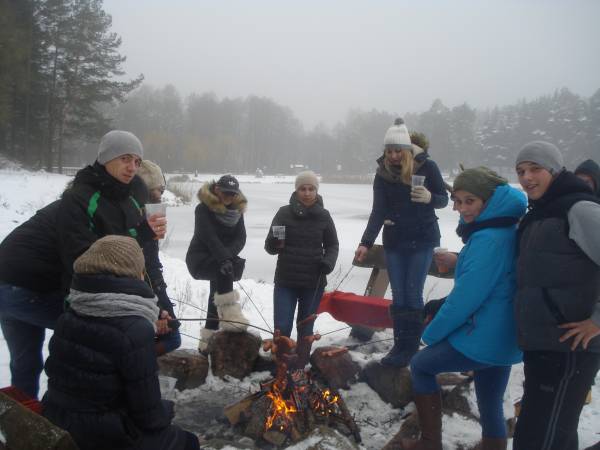 Ognisko w lesie przy zalewie