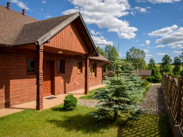 Pokoje i domki przy Leśniczówce