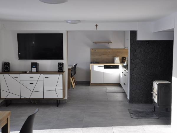 salon i kuchnia w podpiwniczeniu