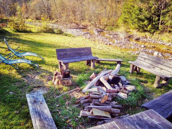 miejsce na ognisko nad potokiem