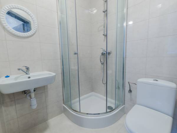 Wyposażenie łazienek w pokojach 1-5