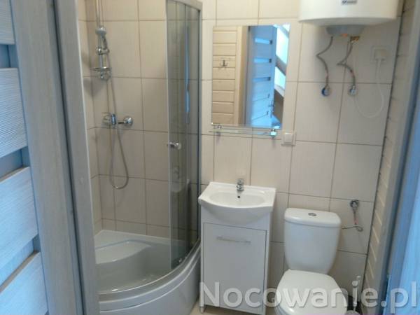 Łazienka - domek 1,2,3. Łazienka w domkach 5 i 6 w lustrzanym odbiciu.