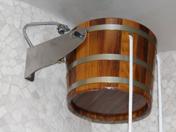 Wiadro z zimną wodą