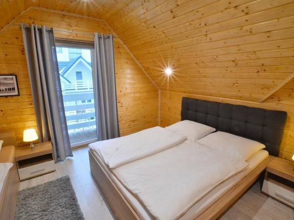 Sypialnia nr 1 z balkonem, łoże małżeńskie 160x200, łóżko pojedyńcze 90x200