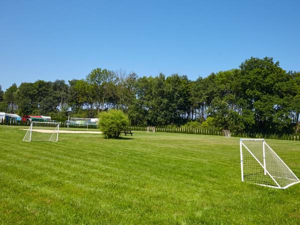 Boiska: do siatki plażowej, dla maluchów piłka nożna oraz dla średniaków w głębi.i średniaków.
