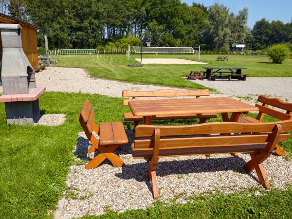 Gryl ma każdy domek oraz boiska do gier zespołowych..