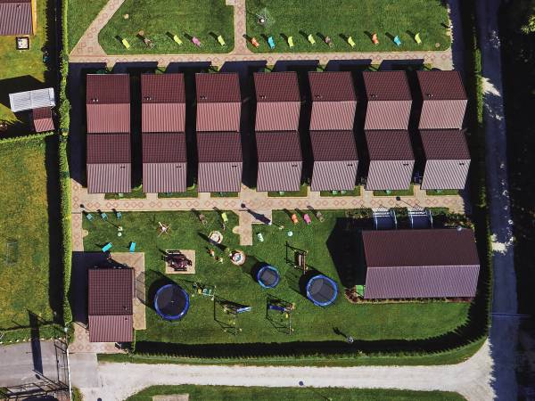 Widok z góry: plac zabaw, domki.