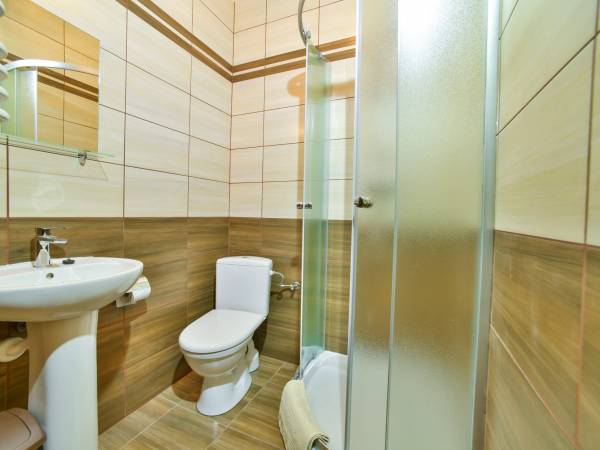 łazienka w pokoju dwuosobowym