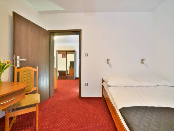 sypialnia rodziców w pokoju typu studio