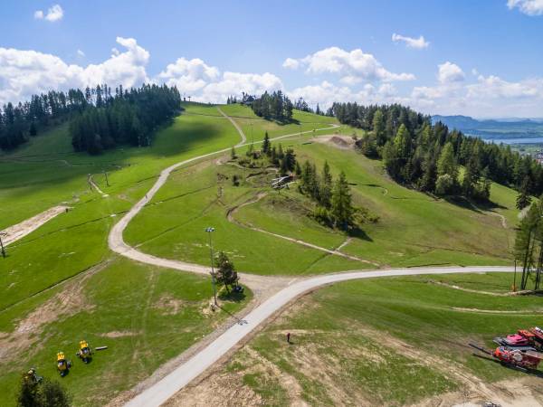 Przestrzeń obok hotelu