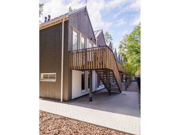 Tyl budynku - wejscie z galerii do apartamentow na pietrze