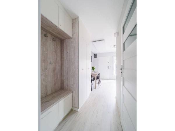 przejscie z aneksu do sypialni z wejsciem do lazienki