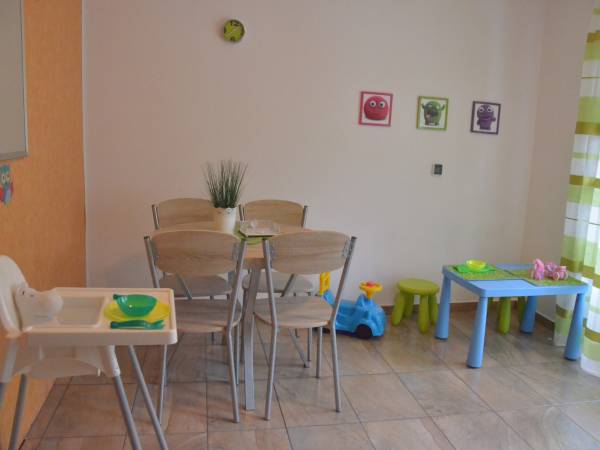 Kuchnia dla gości. Kąciki dla małych i dużych pasibrzuszków