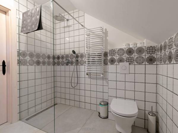 Łazienka znajdująca się w domku