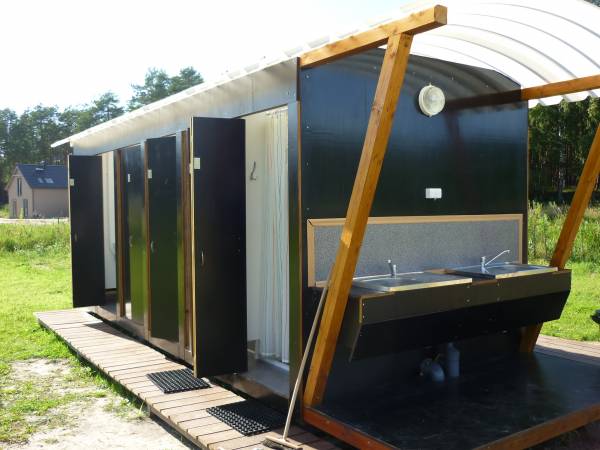 pawilon sanitarny na polu namiotowym