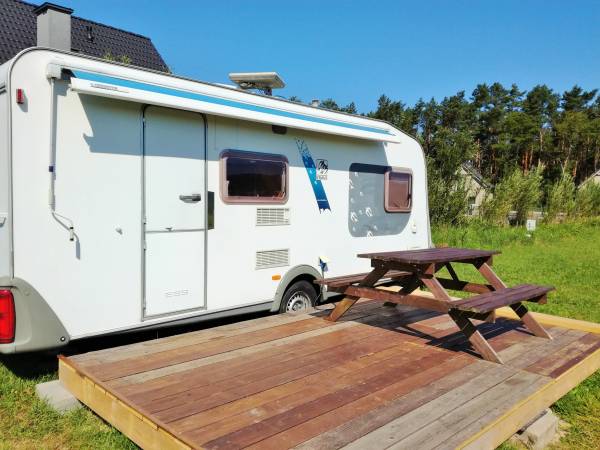 przyczepa ma swój taras pod markiza