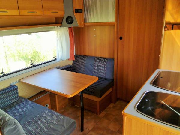 kanapy w jadalni tworzą dodatkowe posłanie