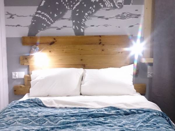 Mural z niedźwiedziem nad łóżkiem