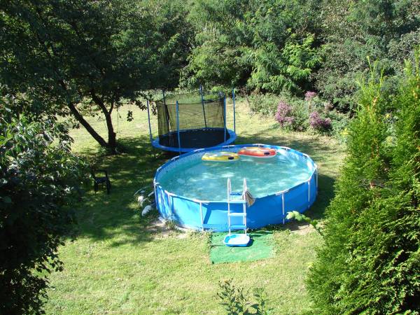 basen ogrodowy i trampolina