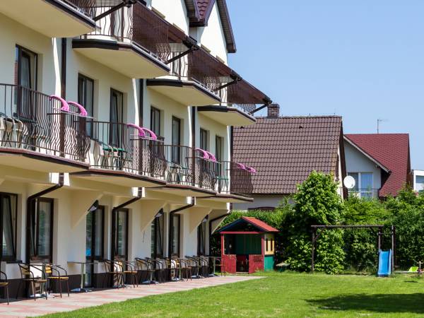 Budynek i plac zabaw od strony wschodniej