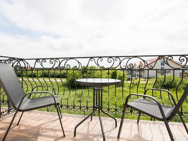 balkon z meblami ogrodowymi w kazdym pokoju na pietrze