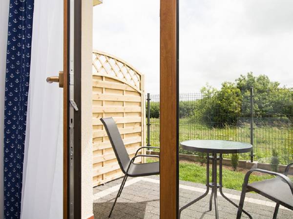 taras z meblami ogrodowymi w kazdym pokoju na parterze