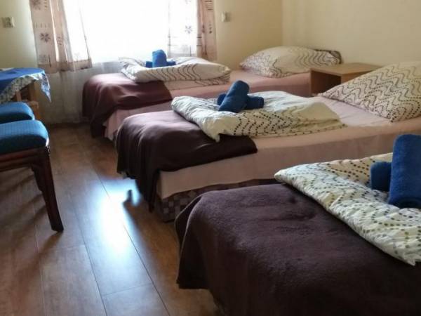 Pokój w standardzie hotelowym z ręcznikami, wodą mineralną, tv