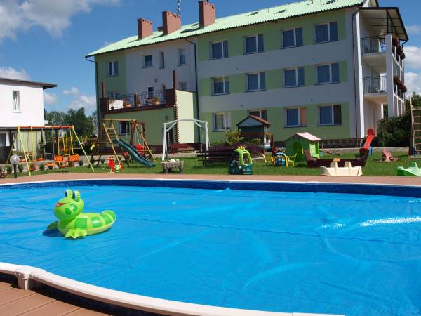 basen zewnętrzny z podgrzewana wodą