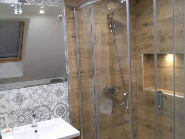 czteroosobowy pokój nr 7 łazienka