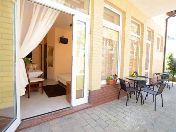 stolik z krzesłami do pokoju nr 4