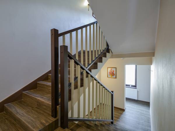 Klatka schodowa z galerią MAKÓW