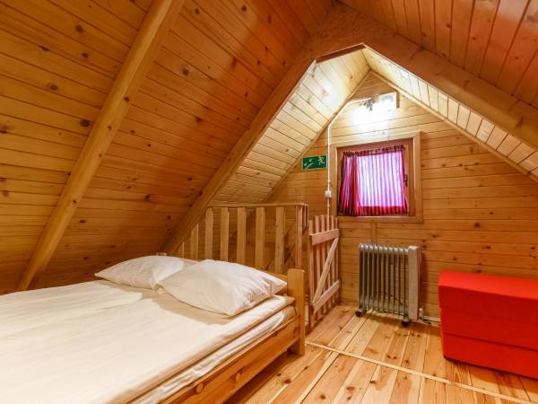 domek piętrowy 6-os., sypialnia z łóżkiem 2-os.