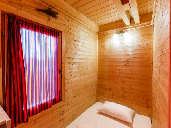 domek parterowy 4-os. z łóżkiem 120x200 cm w małej sypialni