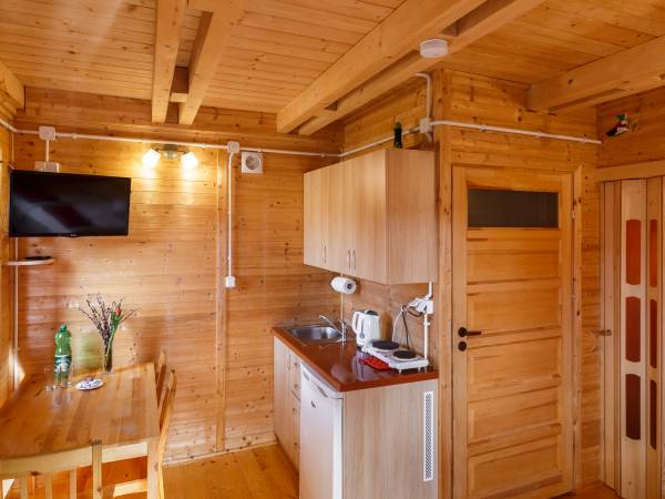 domek parterowy 4-os. z łóżkiem 120x200 cm w małej sypialni