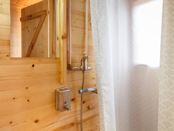 glamping 4-os. (luksusowy namiot) z sauną i kominkiem)