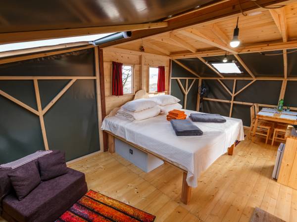 glamping 4-os. (luksusowy namiot) z sauną i kominkiem)