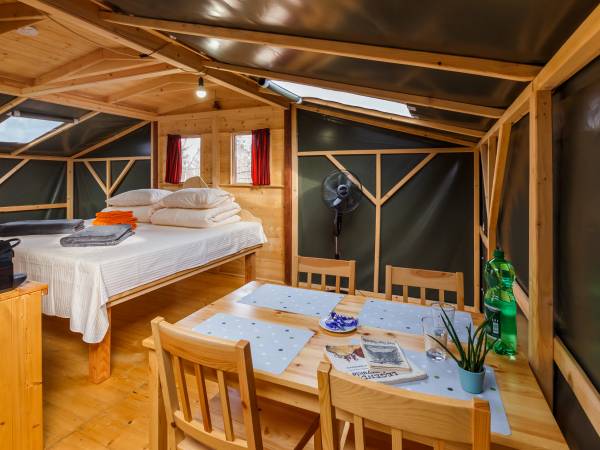 glamping 4-os. (luksusowy namiot) z sauną i kominkiem)