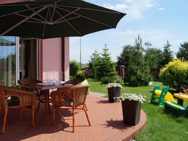 kawa dla rodziców a dla dzieci zabawa w ogrodzie