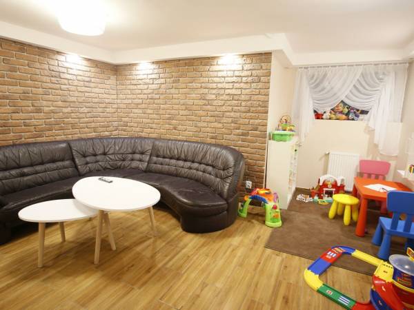 Wspólna sala TV i kącik dla dzieci
