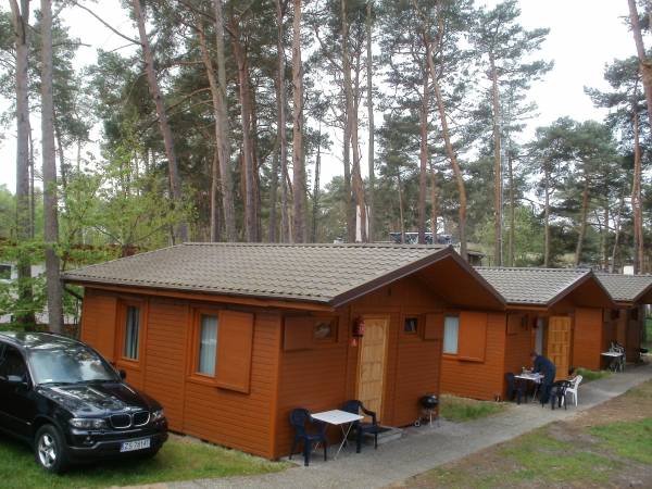 Domki 2-pokojowe z łazienkami.