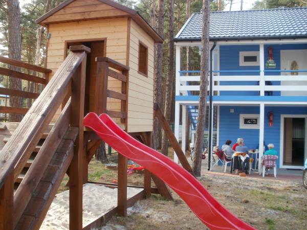 Domek piętrowy z mieszkaniami 2-pokojowymi.