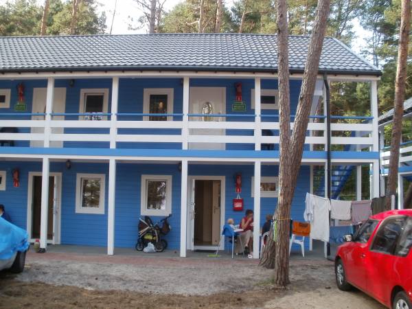 Domki piętrowe z mieszkaniami 2-pokojowymi.