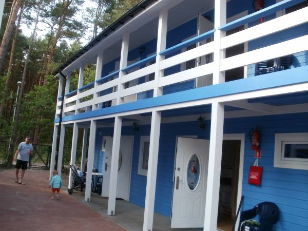 Domek piętrowy z mieszkaniami 2-pokojowymi.