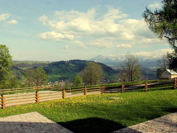 Widok bezpośrednio z przed budynku