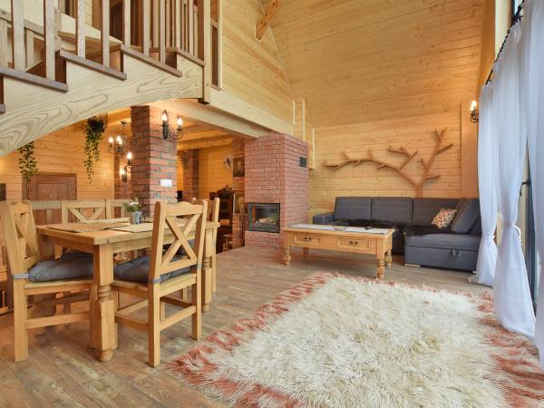 nowa stodoła salon z przeszkleniem na góry