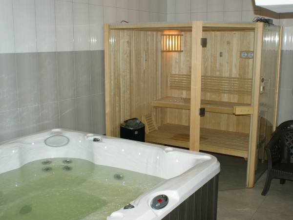 Sauna fińska i jakuzzi z koloroterapią