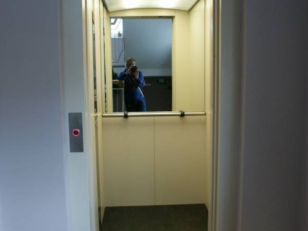 Winda osobowa na budynku głównym